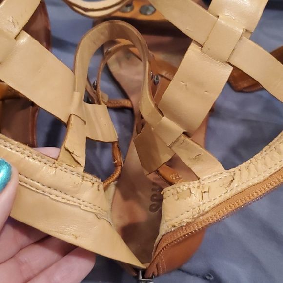 Super hot camel colored studded Schutz gladiators - Picture 8 of 12